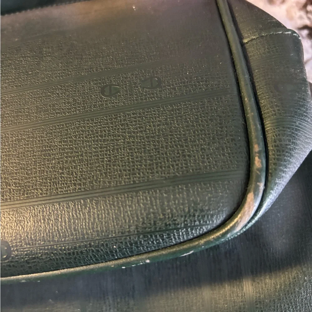 Etienne Aigner vintage hunter green bucket bag. - Picture 10 of 12